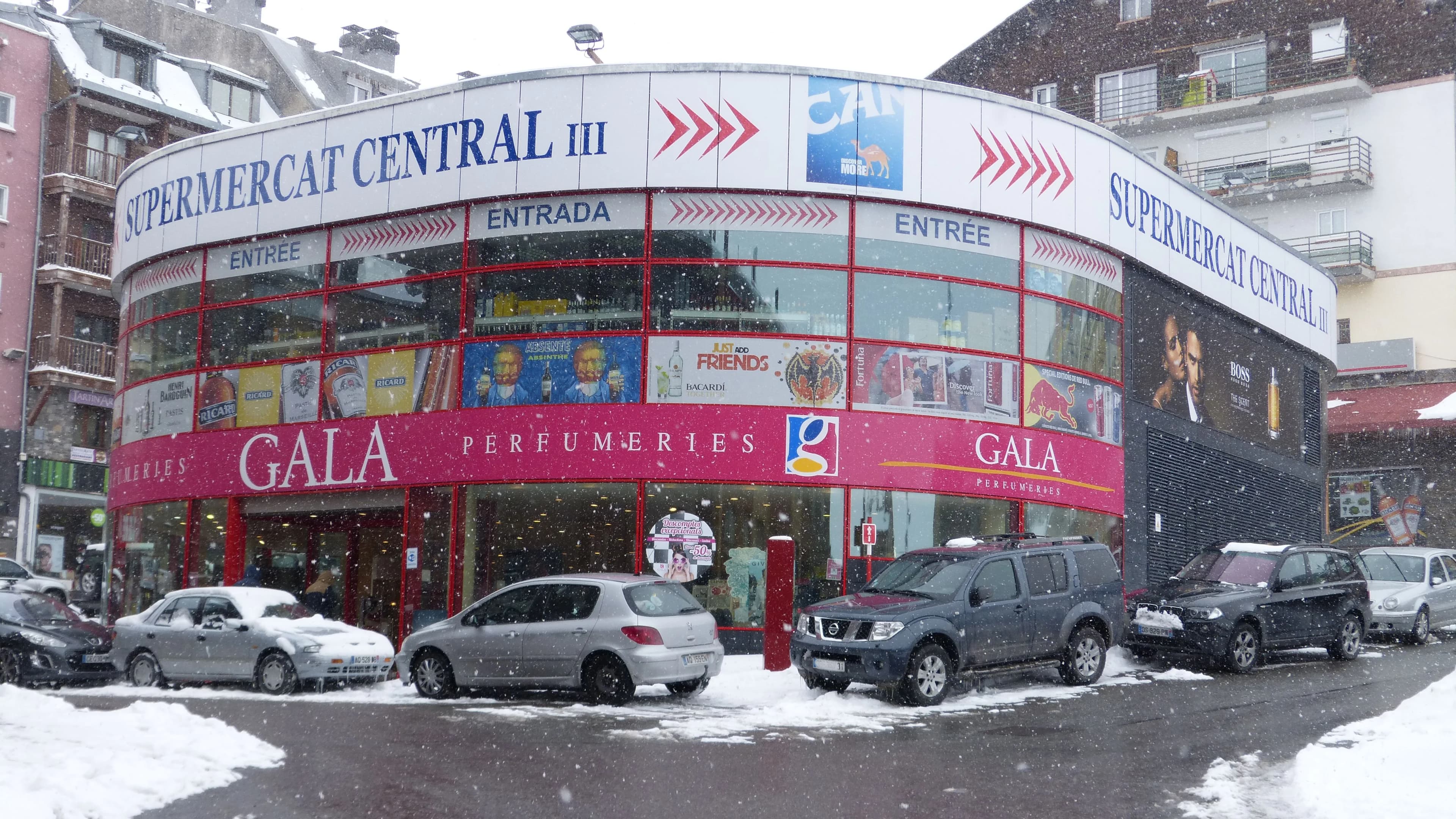 Tiendas duty-free calle comercial Pas de la Casa