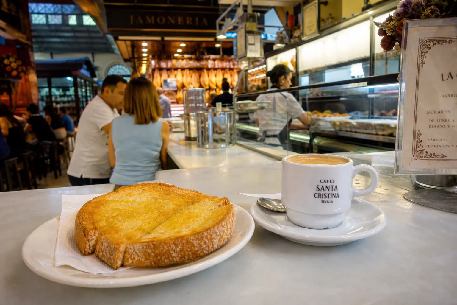 Bar desayuno dentro mercado local España