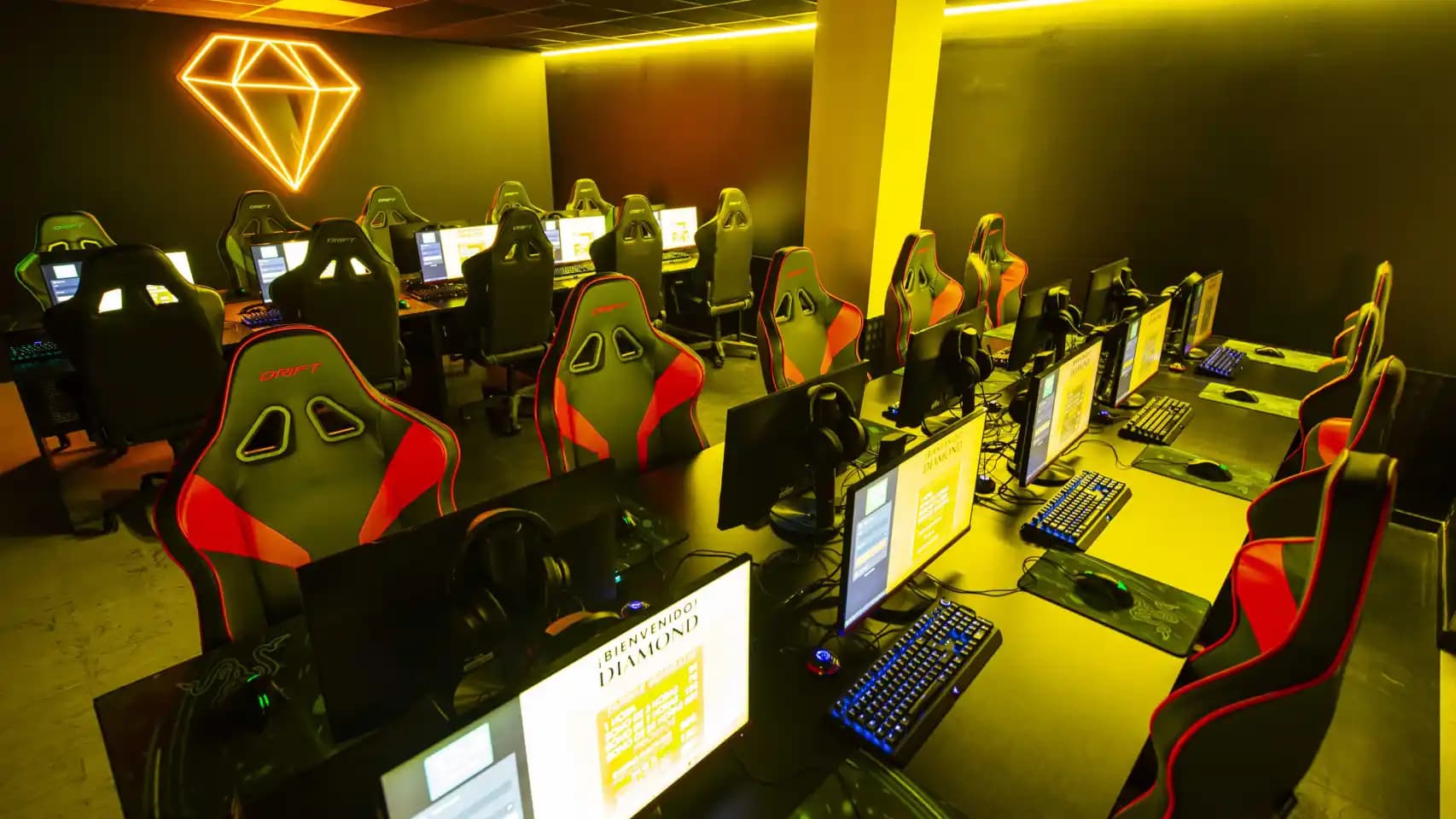 Simuladores y PCs en Diamond Esports Center