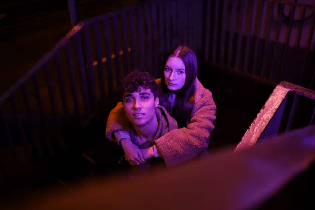 Pareja resolviendo enigmas en escape room