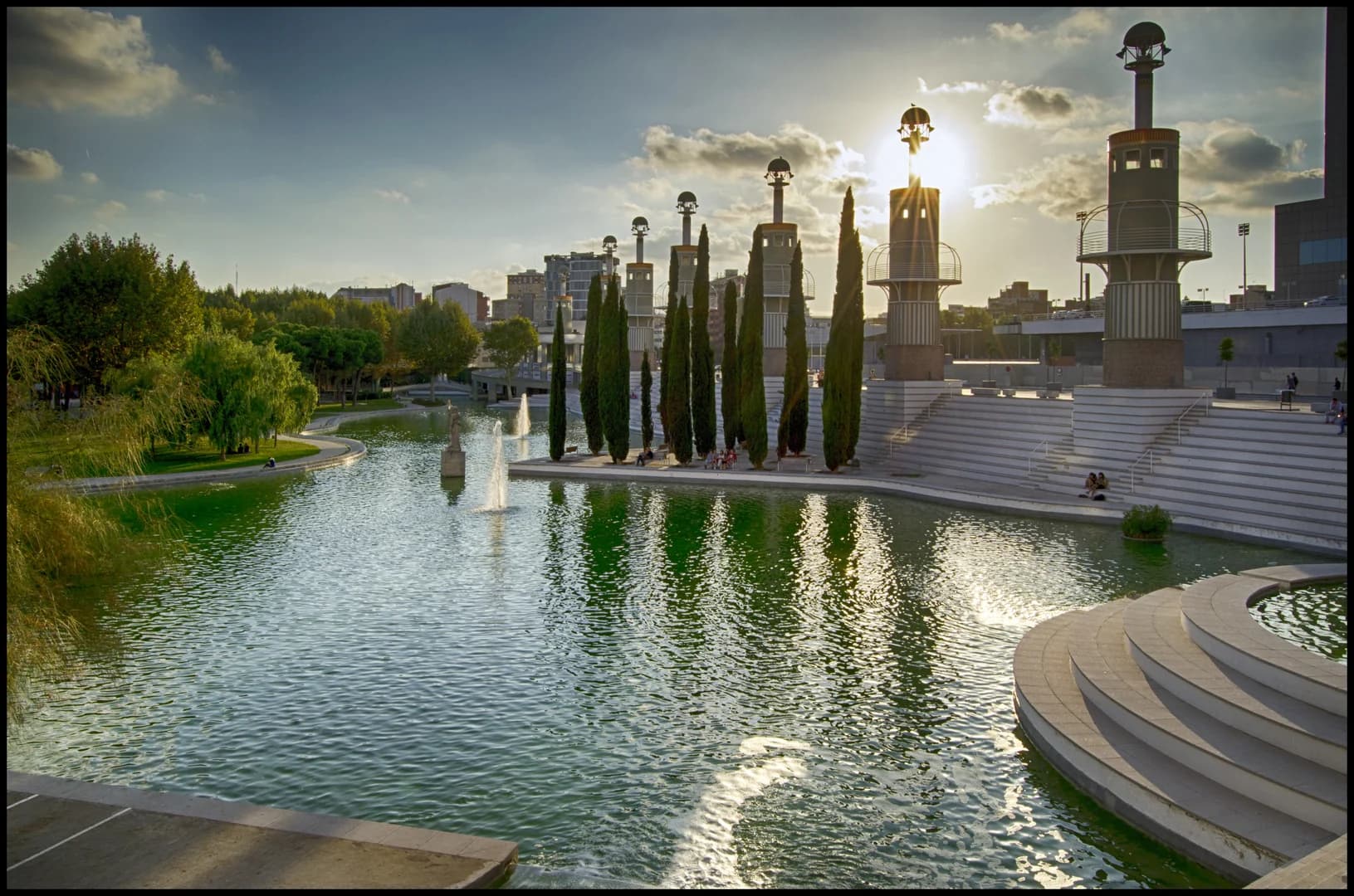 Parc de l'Espanya Industrial: el pipicán con lago en Sants Barcelona