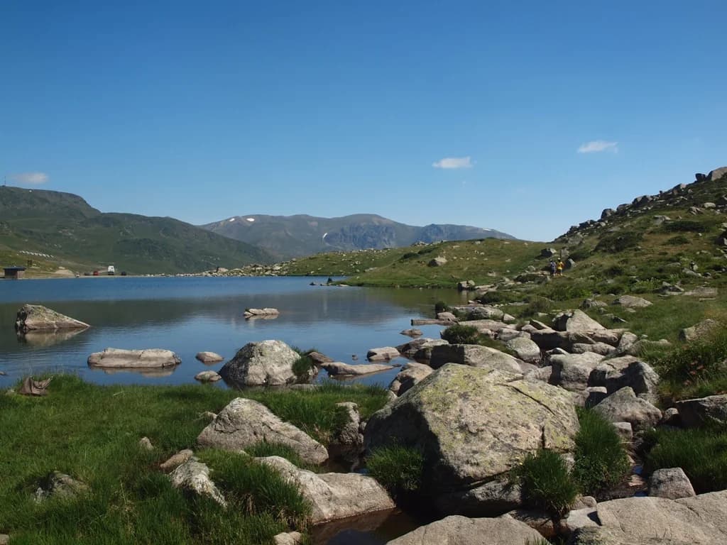 Estany de les Abelletes lago fronterizo Pas de la Casa Andorra
