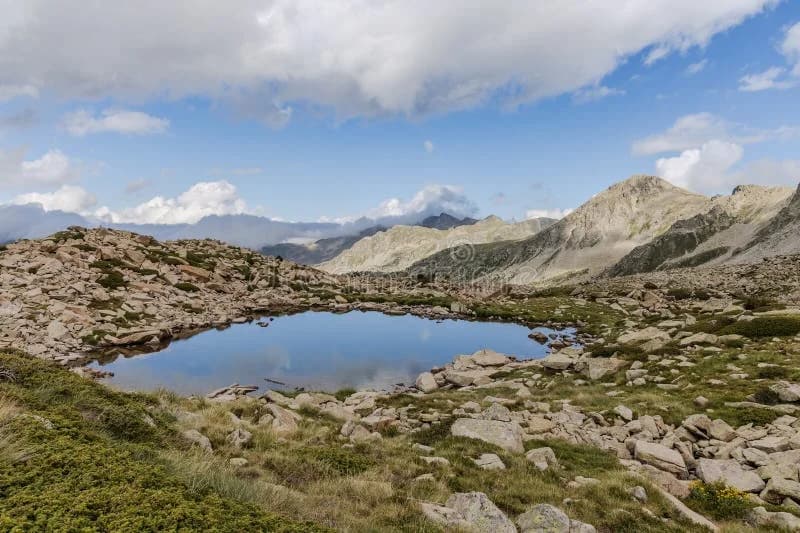 Estany del Mig Pessons circo glaciar Grau Roig Andorra
