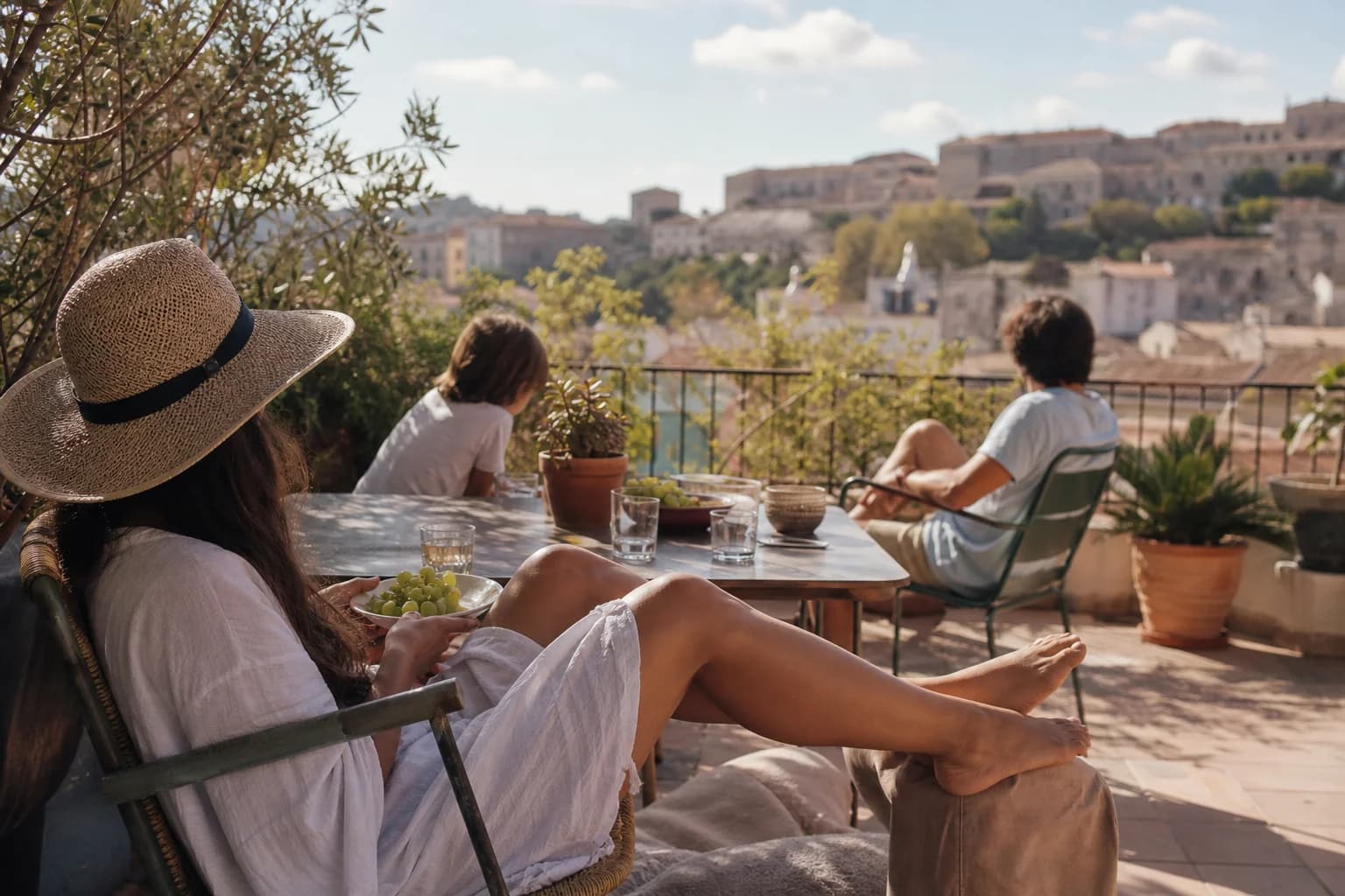 Familia descansando en terraza de apartamento turístico