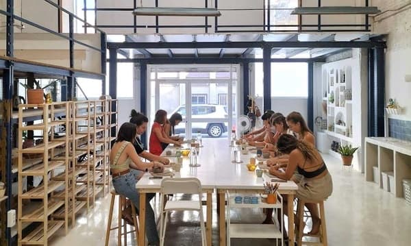 Clase de cerámica con instructor