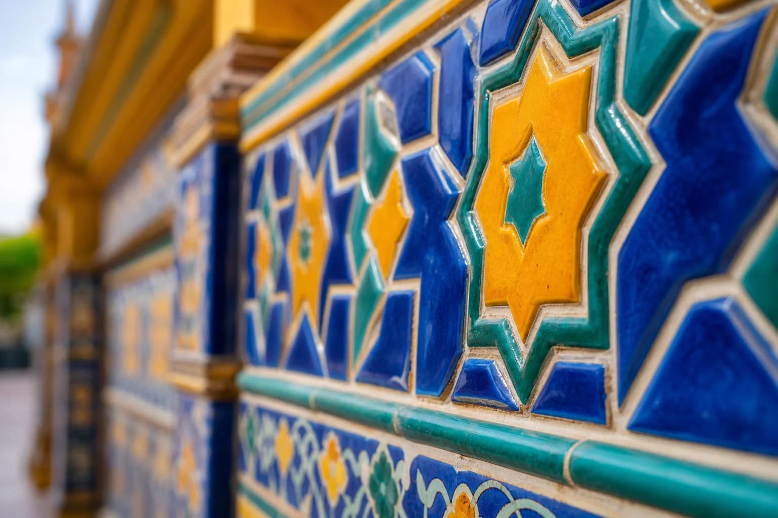 Detalle de azulejos coloridos en pared de edificio histórico