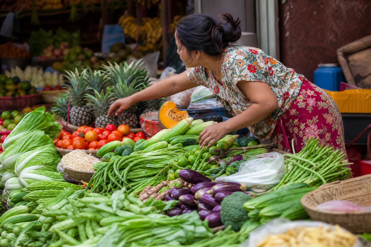 Vendedor en mercado local con productos frescos coloridos