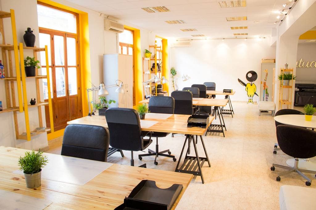 Interior luminoso de Garage Coworking