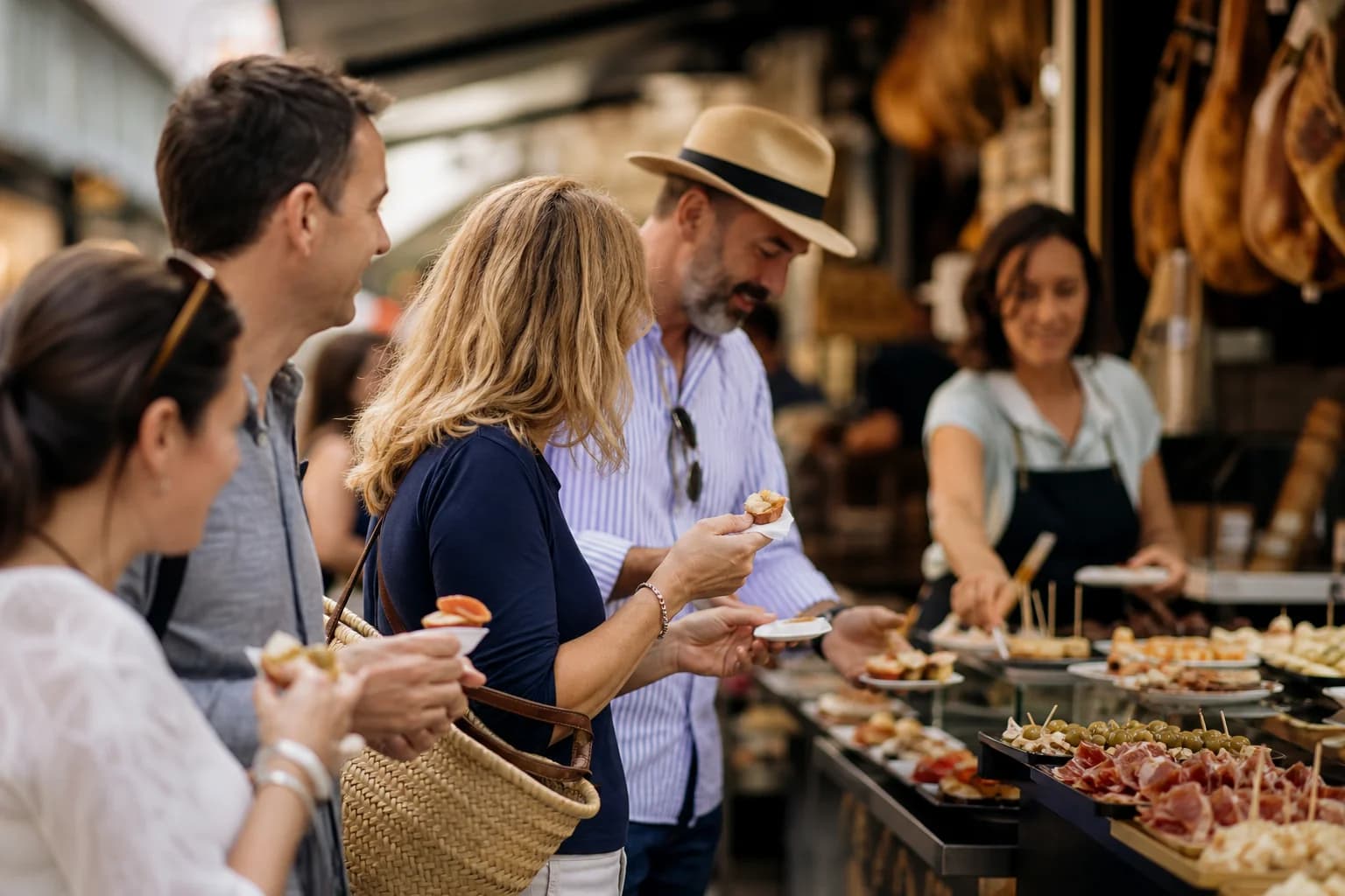 Grupo pequeño de viajeros en food tour callejero probando tapas