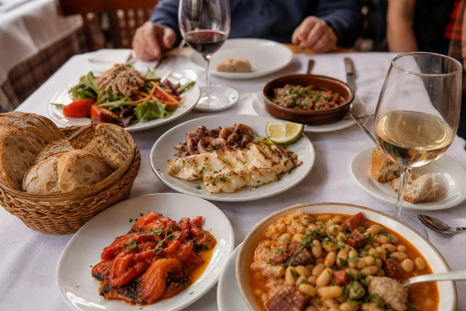 Mesa con menú del día completo en restaurante español