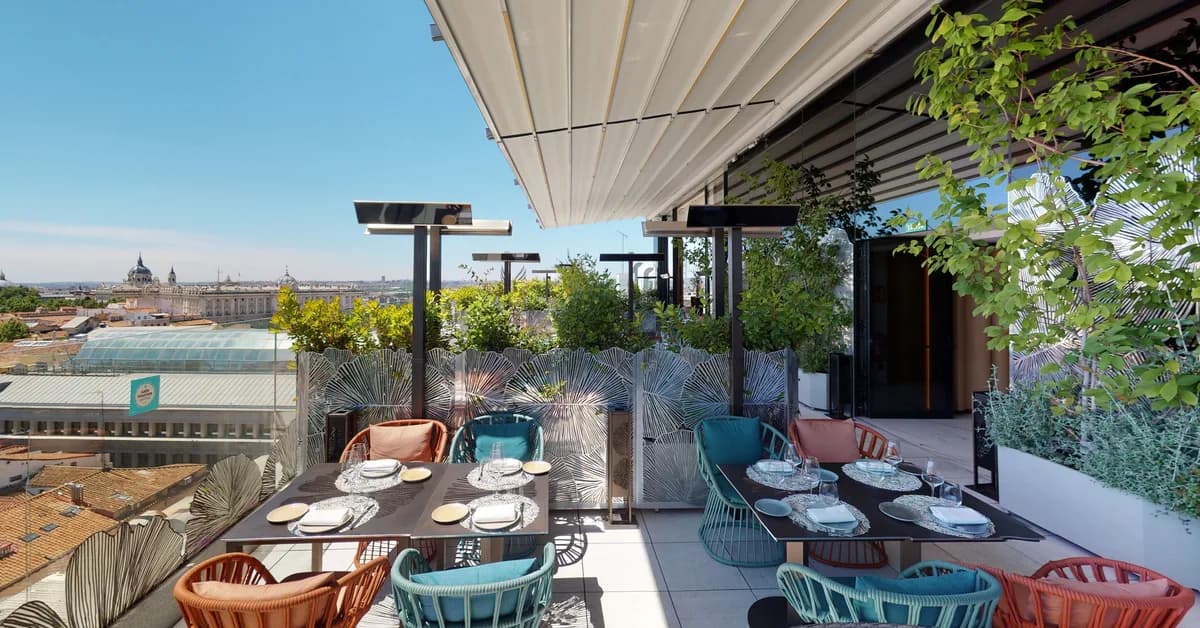 Vista de la terraza Ginkgo Sky Bar con el Palacio Real al fondo