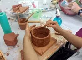 Interior de Hago Ballenas con estanterias de ceramica