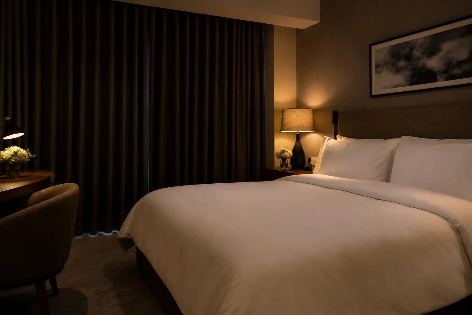 Habitación hotel silenciosa cama cómoda descanso viajero