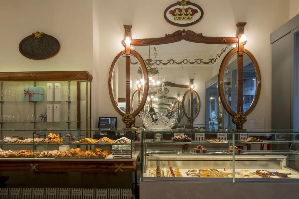 Interior elegante de La Duquesita con vitrinas de dulces