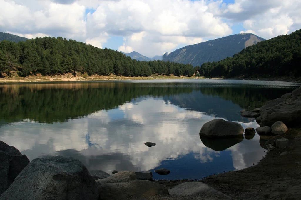 Lago de Engolasters rodeado de pinos Encamp Andorra