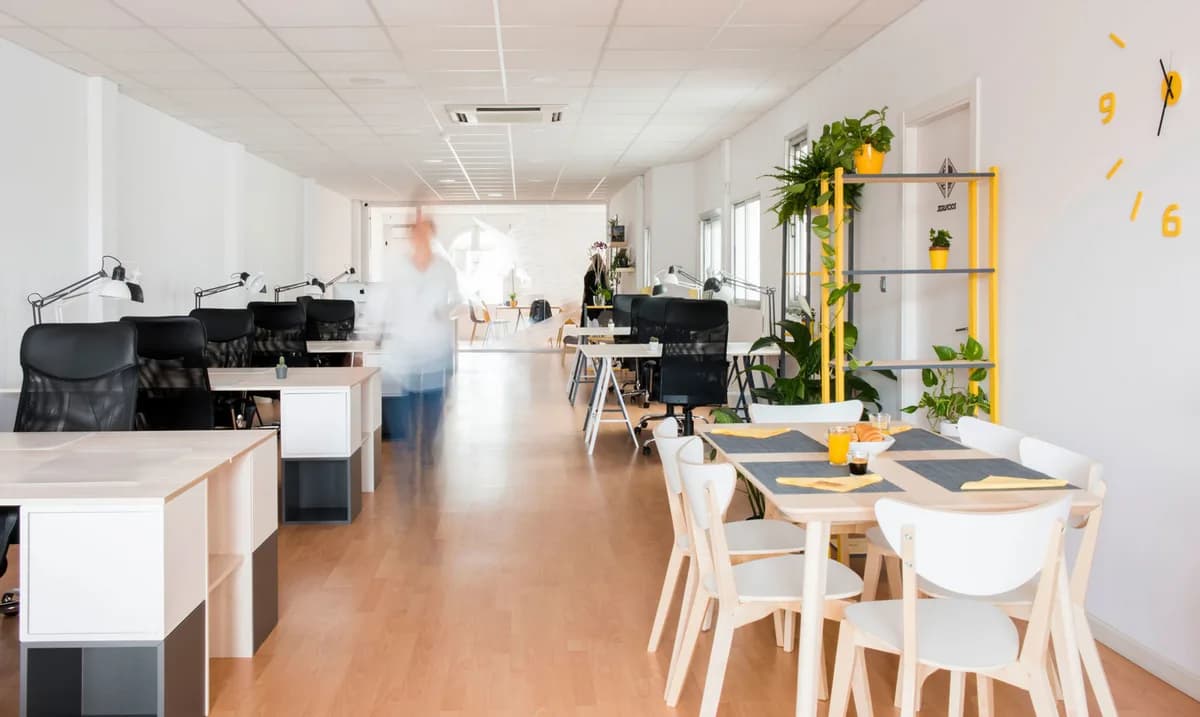 Zona de trabajo en Llum Coworking