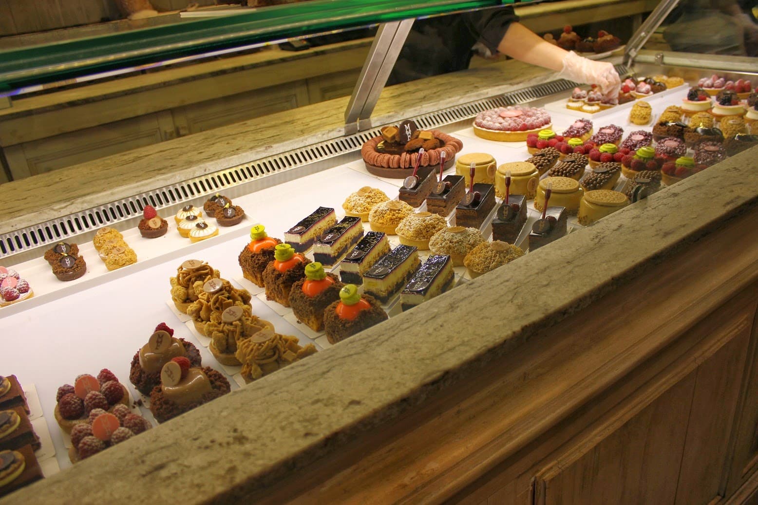 Croissants y macarons franceses en vitrina de Mamá Framboise