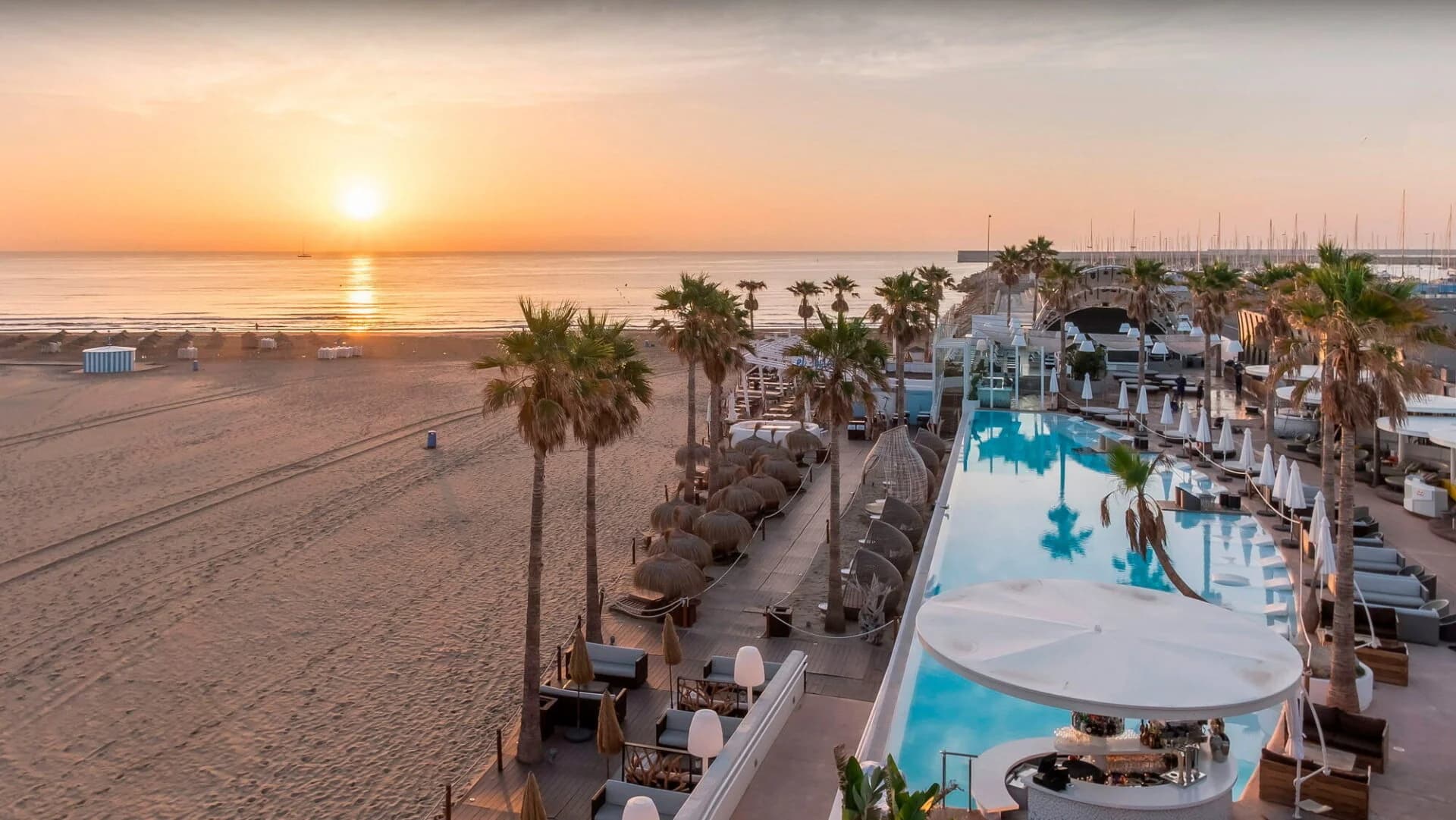 Terraza junto al mar en Marina Beach Club