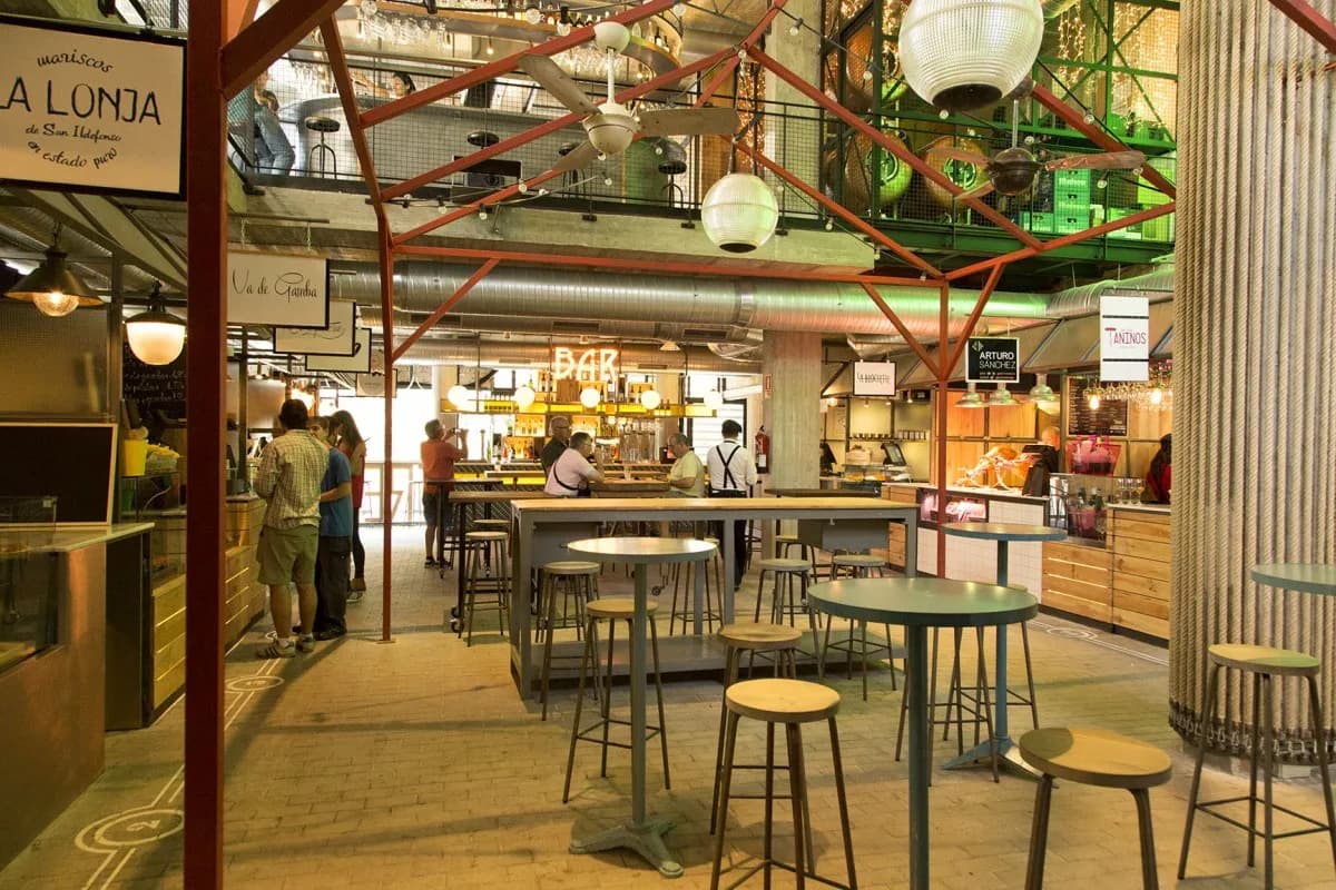 Mercado de San Ildefonso interior Malasaña Madrid