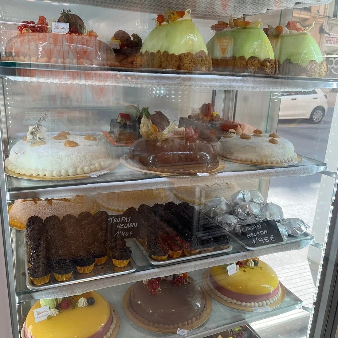 Vitrina de pasteles en Monpla