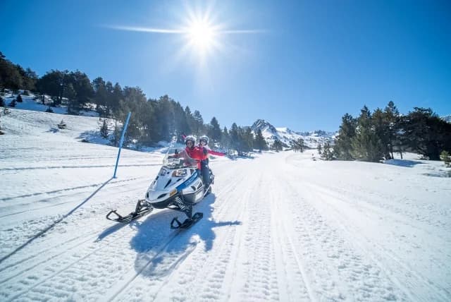 Motos de nieve ruta guiada Grandvalira Andorra