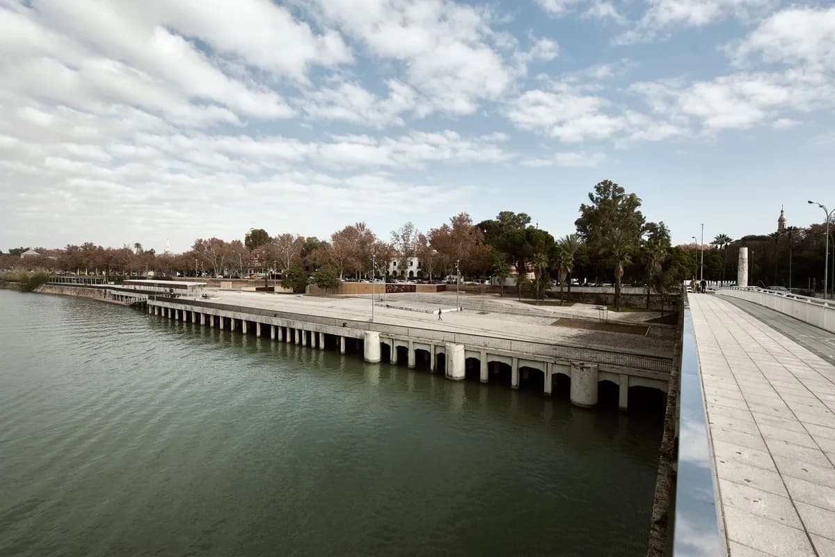 Muelle Nueva York junto al río