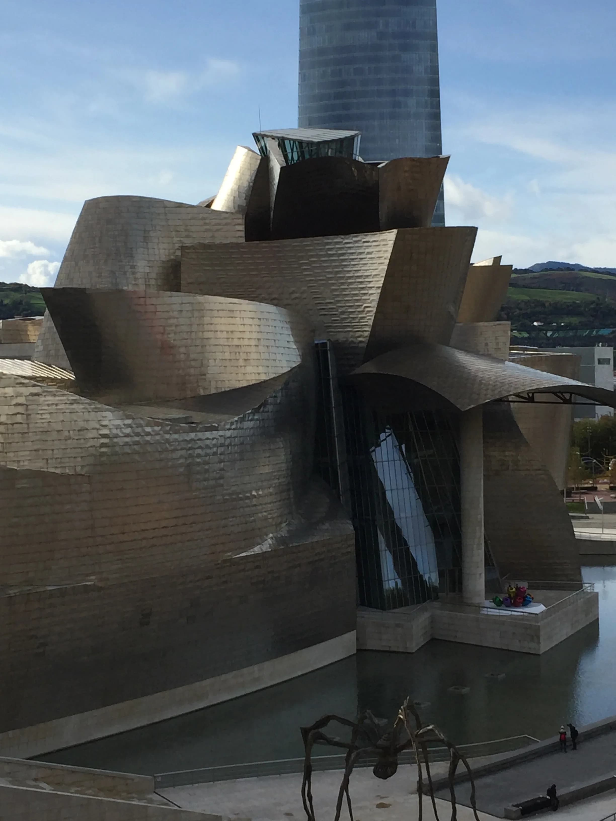 Museo Guggenheim Bilbao fachada titanio Abandoibarra