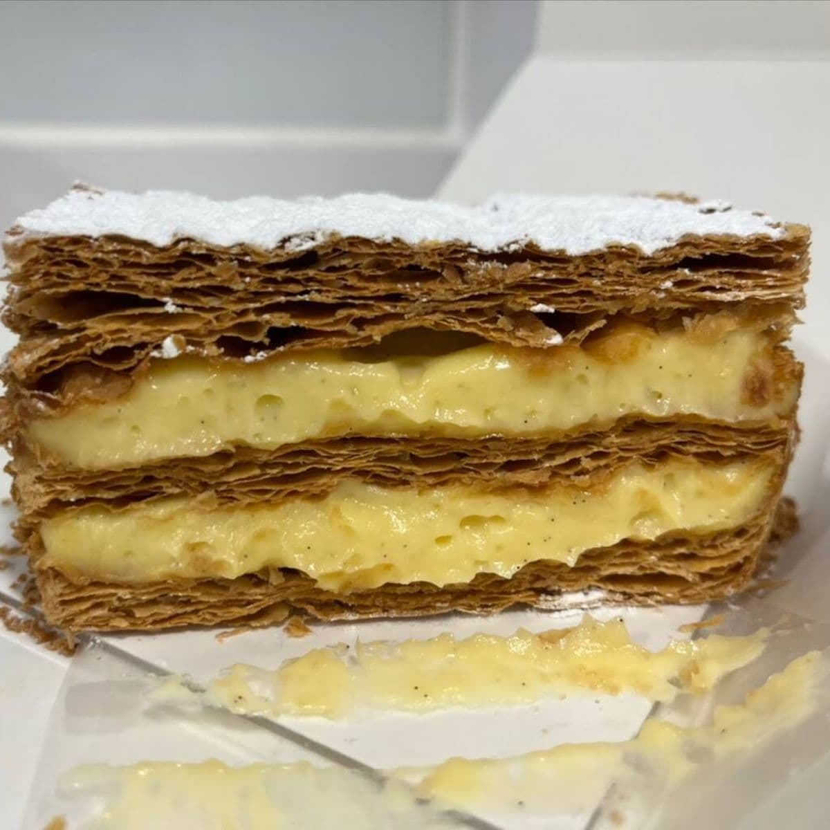 Milhojas artesanal de hojaldre crujiente en Obrar