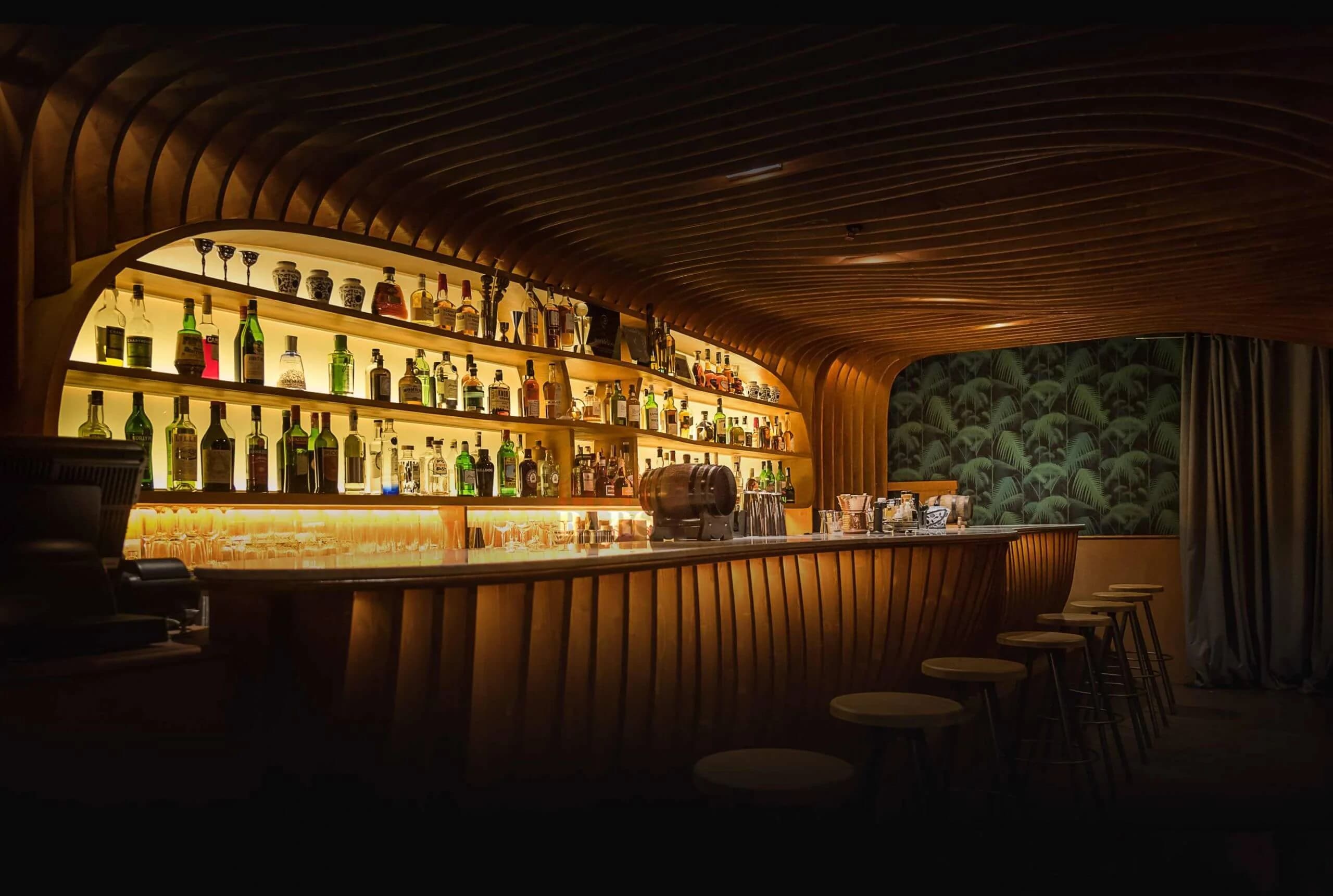 Interior de Paradiso con barra de coctelería