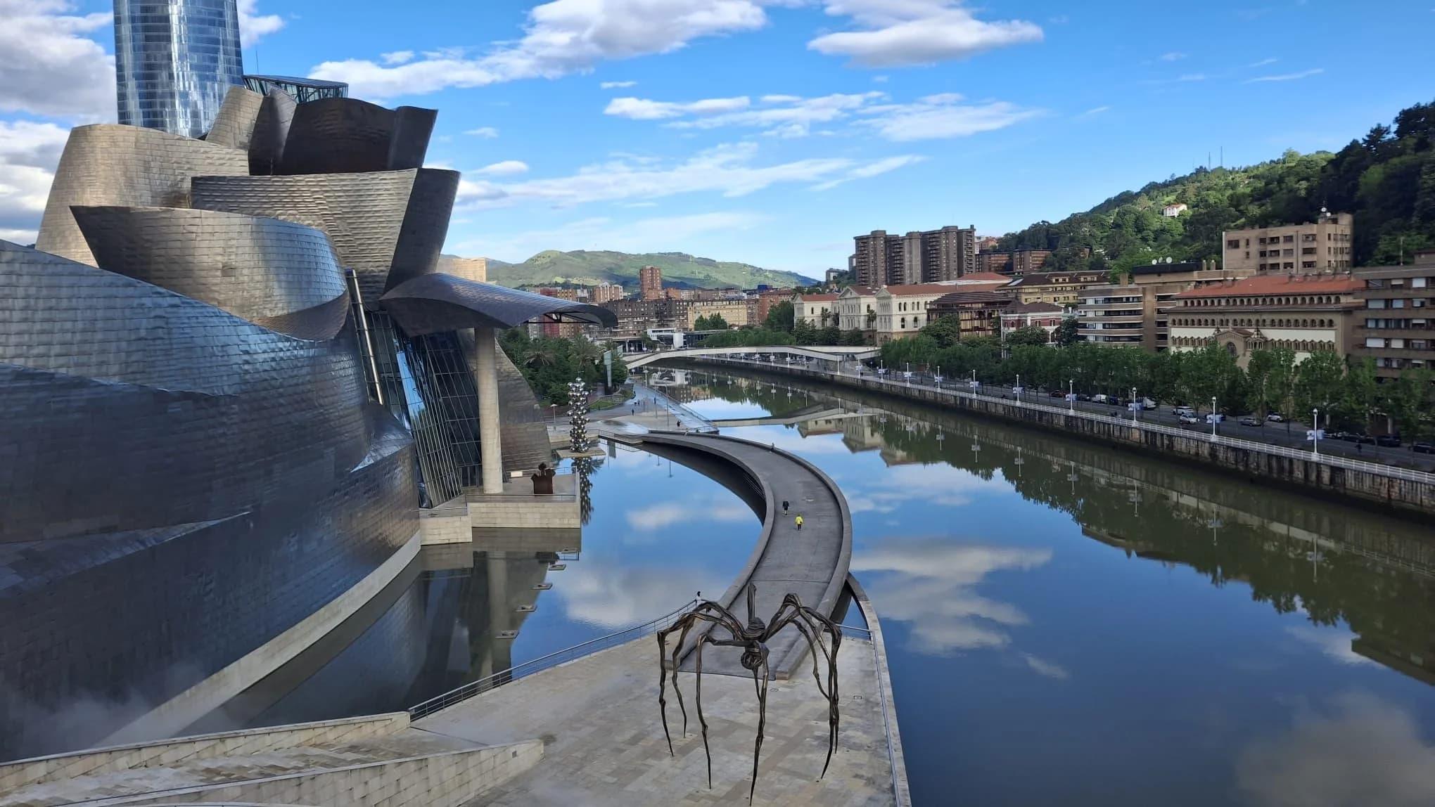 Paseo Abandoibarra ría Nervión Guggenheim Bilbao