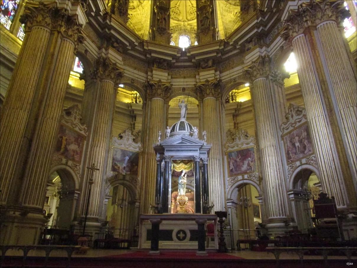 Patio de los Naranjos Catedral Málaga luz cenital sombras
