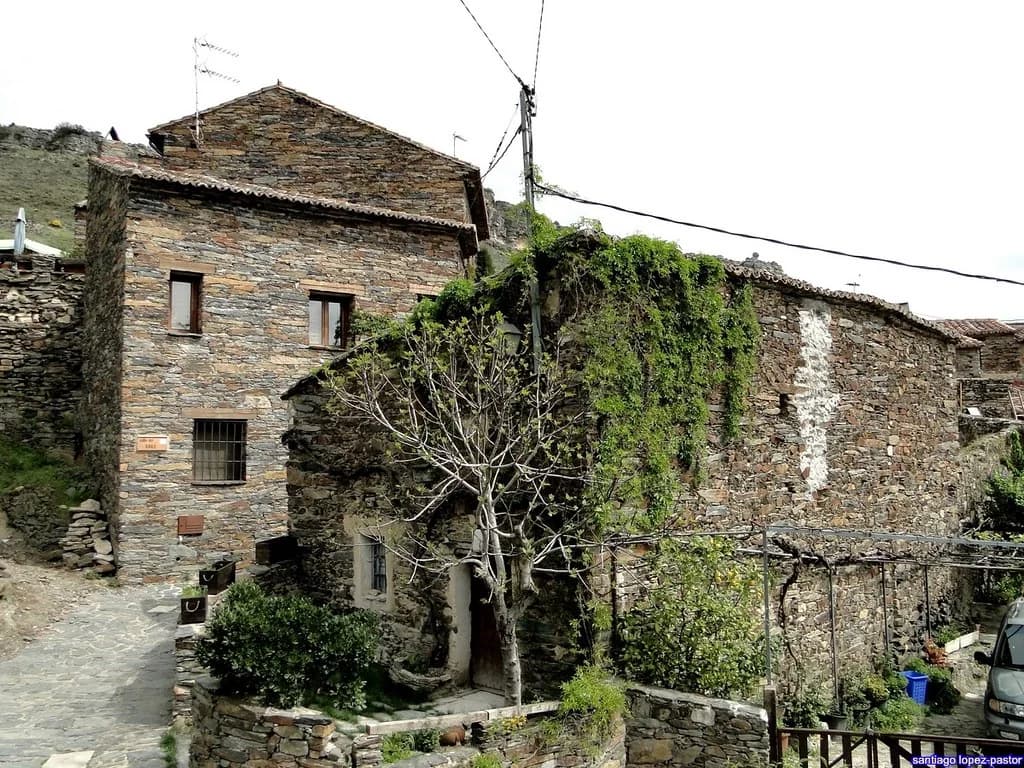 Patones de Arriba pueblo arquitectura negra pizarra Madrid