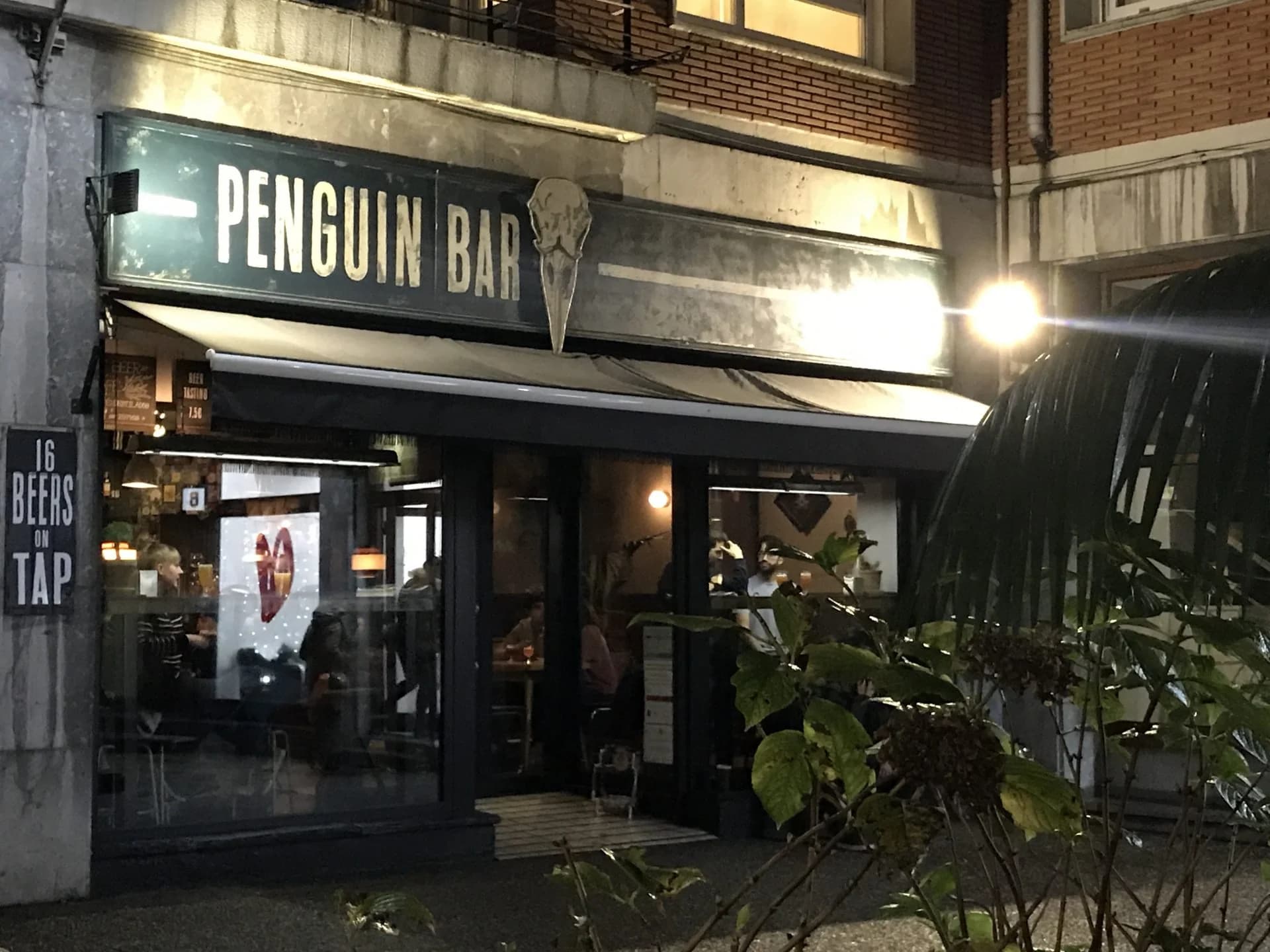 Penguin Bar 16 grifos craft beer Indautxu Bilbao