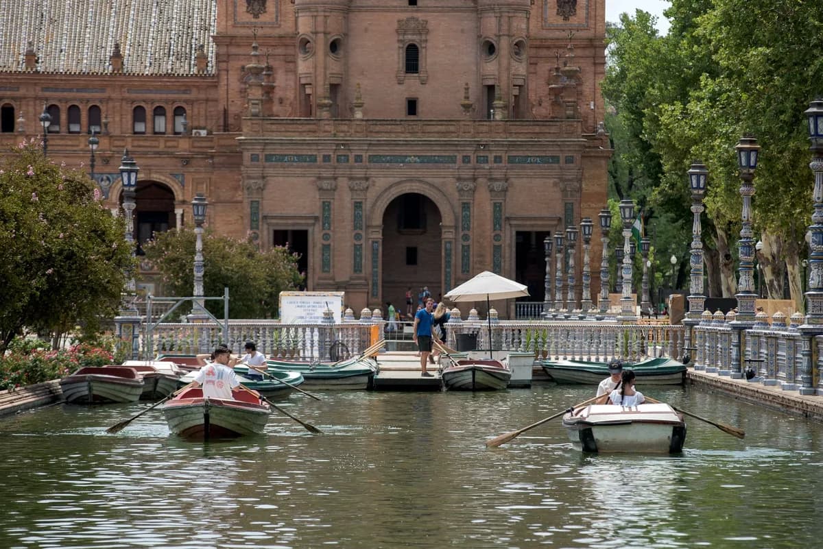 Pareja en barca en Plaza de España