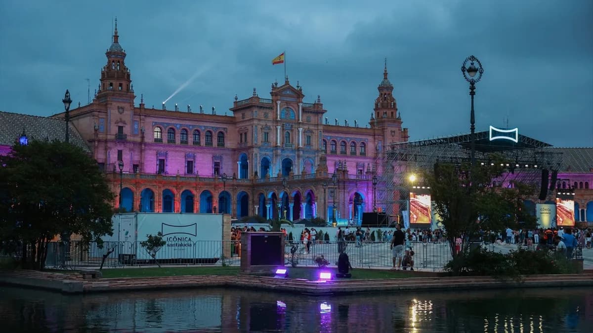 Plaza de España iluminada con reflejos