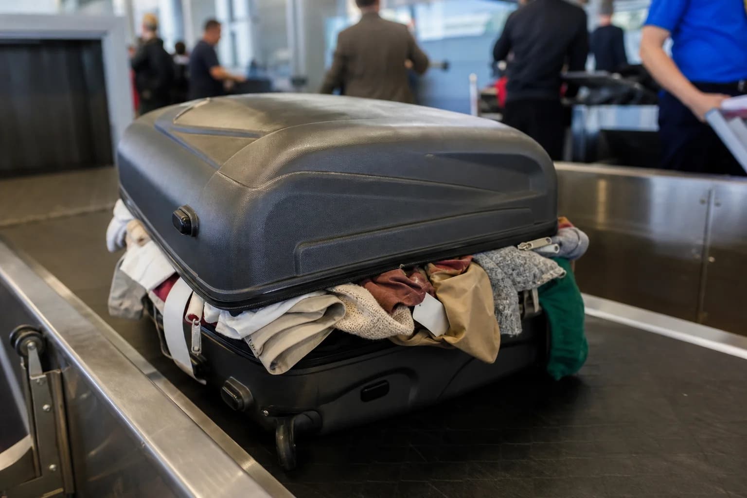 Maleta enorme y pesada en cinta transportadora de aeropuerto