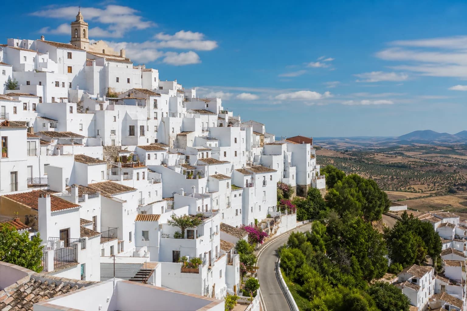Pueblo blanco andaluz con casas encaladas en ladera de montaña