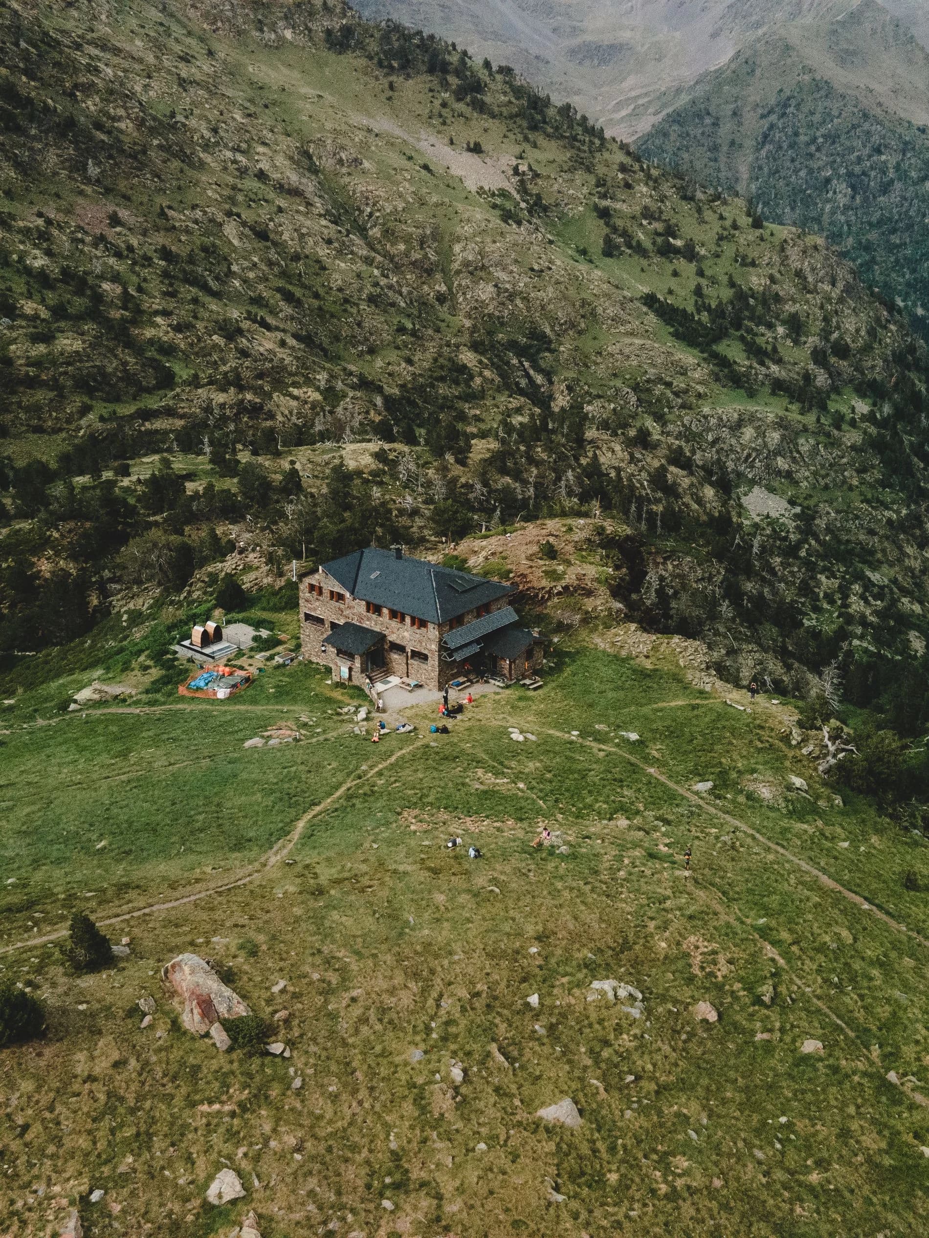 Refugi Comapedrosa junto Estany Truites Andorra