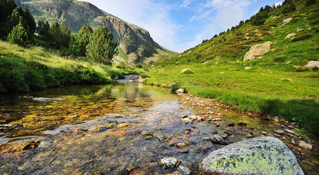 Río Incles valle praderas alpinas cascadas Canillo Andorra