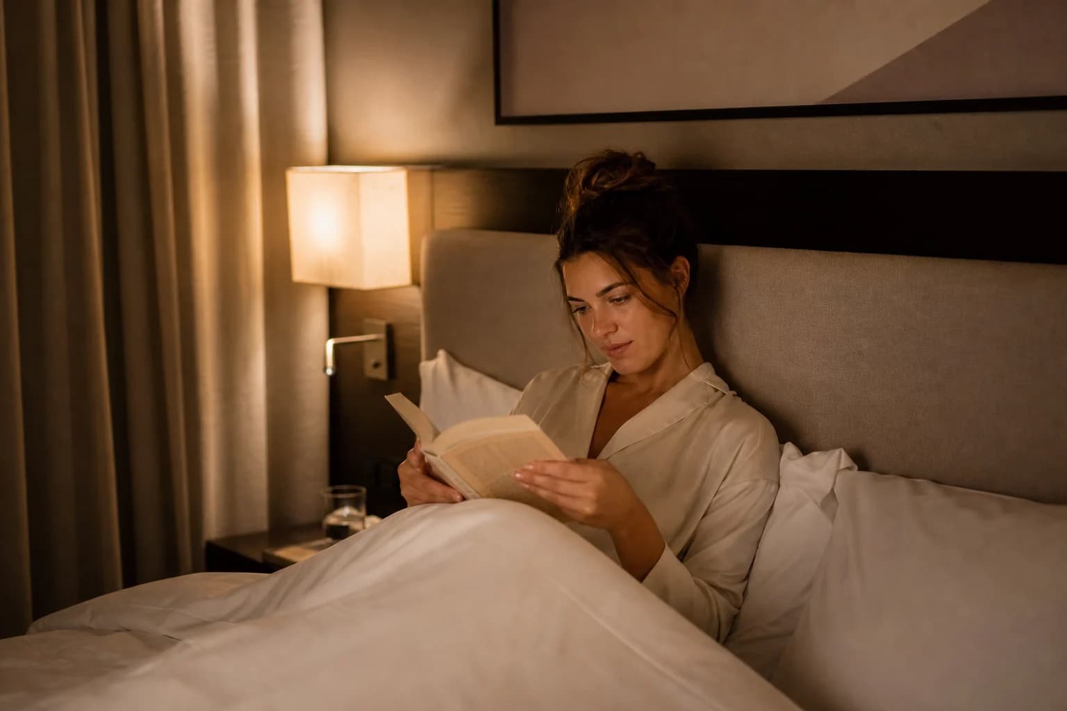 Viajero leyendo antes de dormir ritual sueño hotel noche