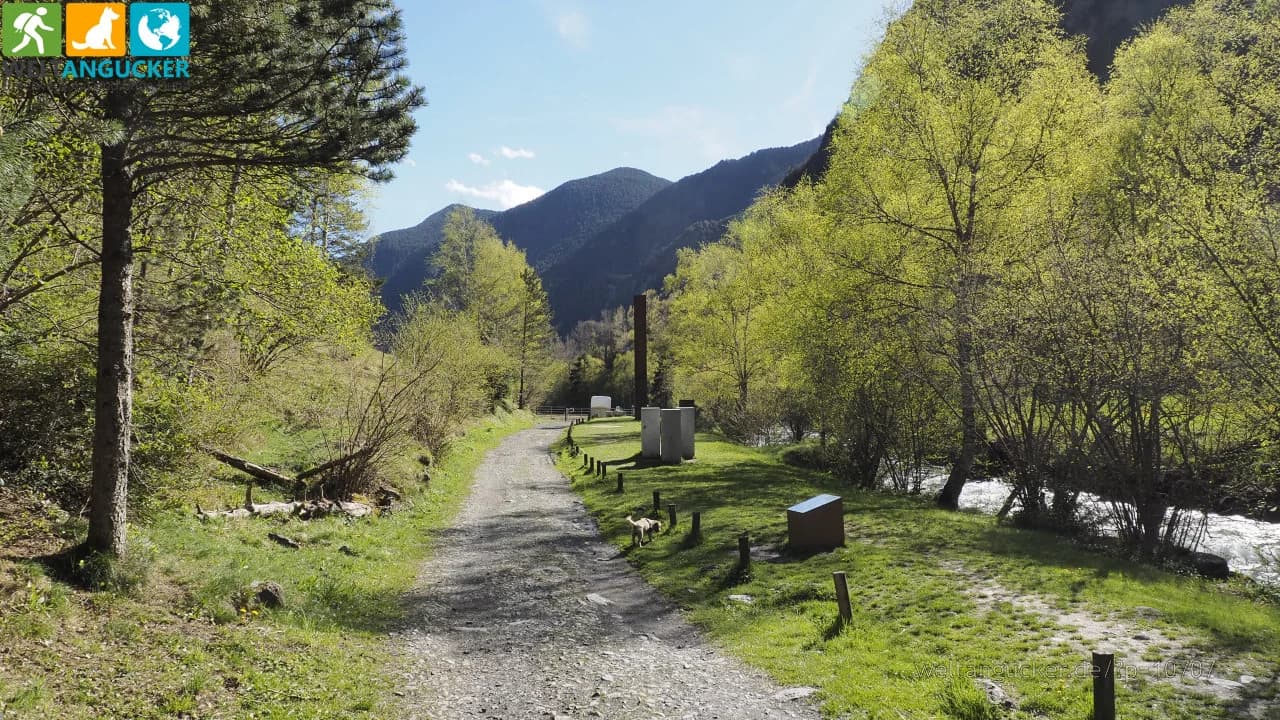 Ruta del Ferro sendero junto al río Ordino Andorra