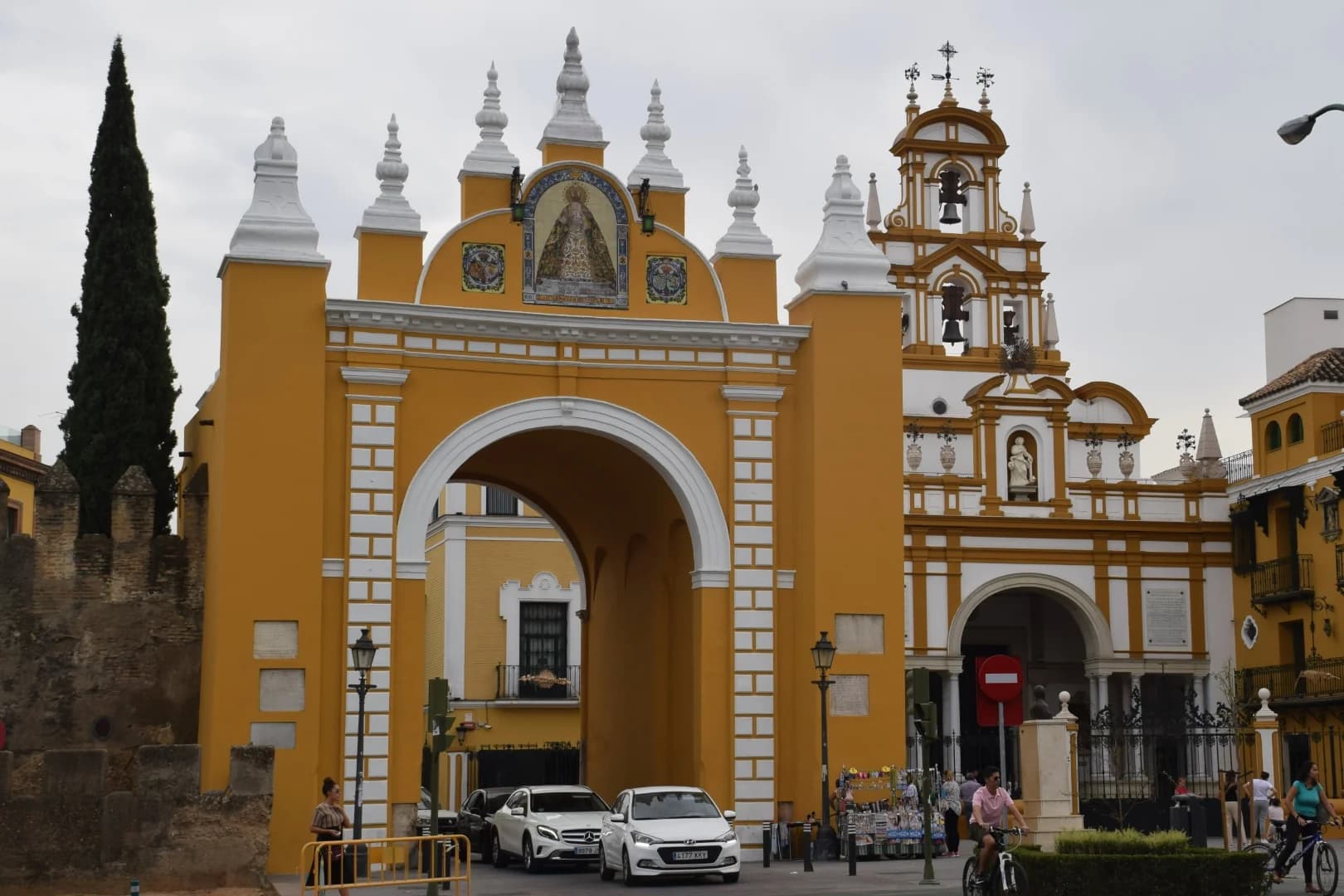Puerta de la Macarena y murallas