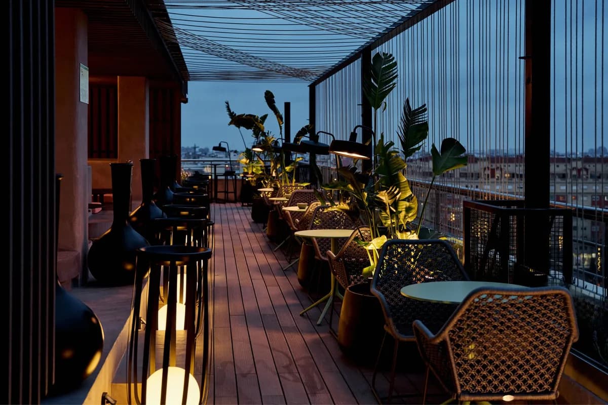 Terraza del Sky Bar Novotel con vistas de Valencia