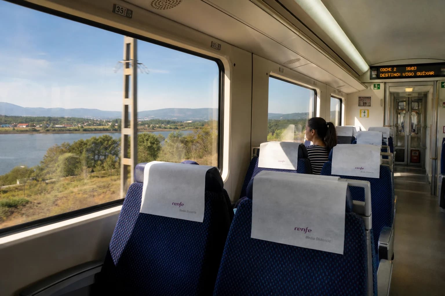 Andén de tren vacío con viajero esperando tranquilo