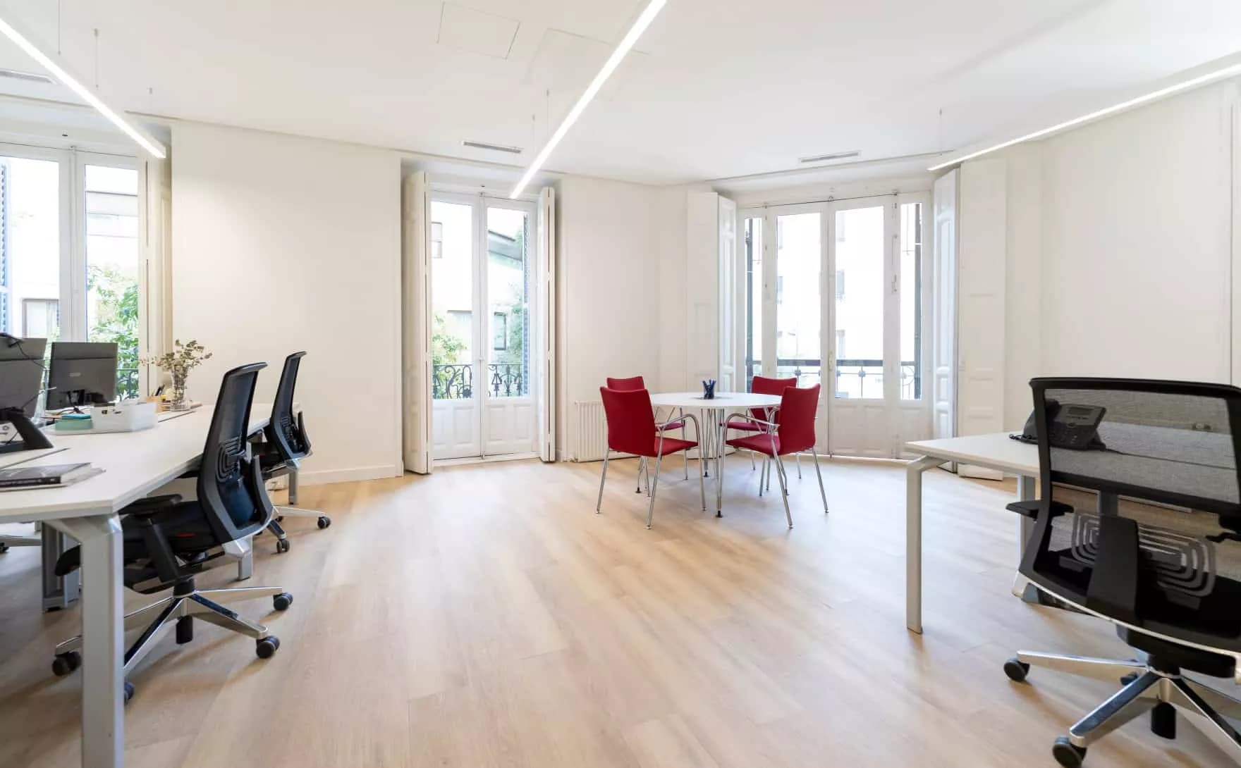 Despacho y mesas en The Shed Coworking