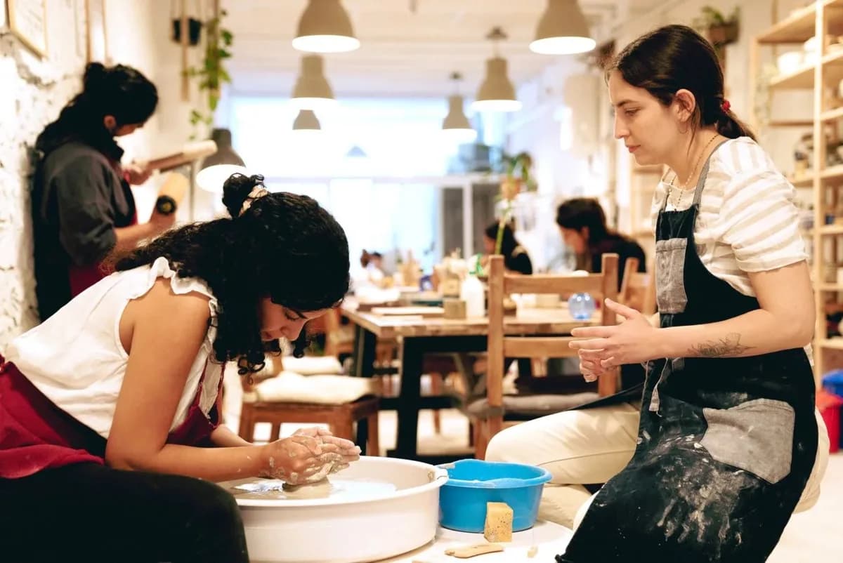 Taller de cerámica con torno alfarero