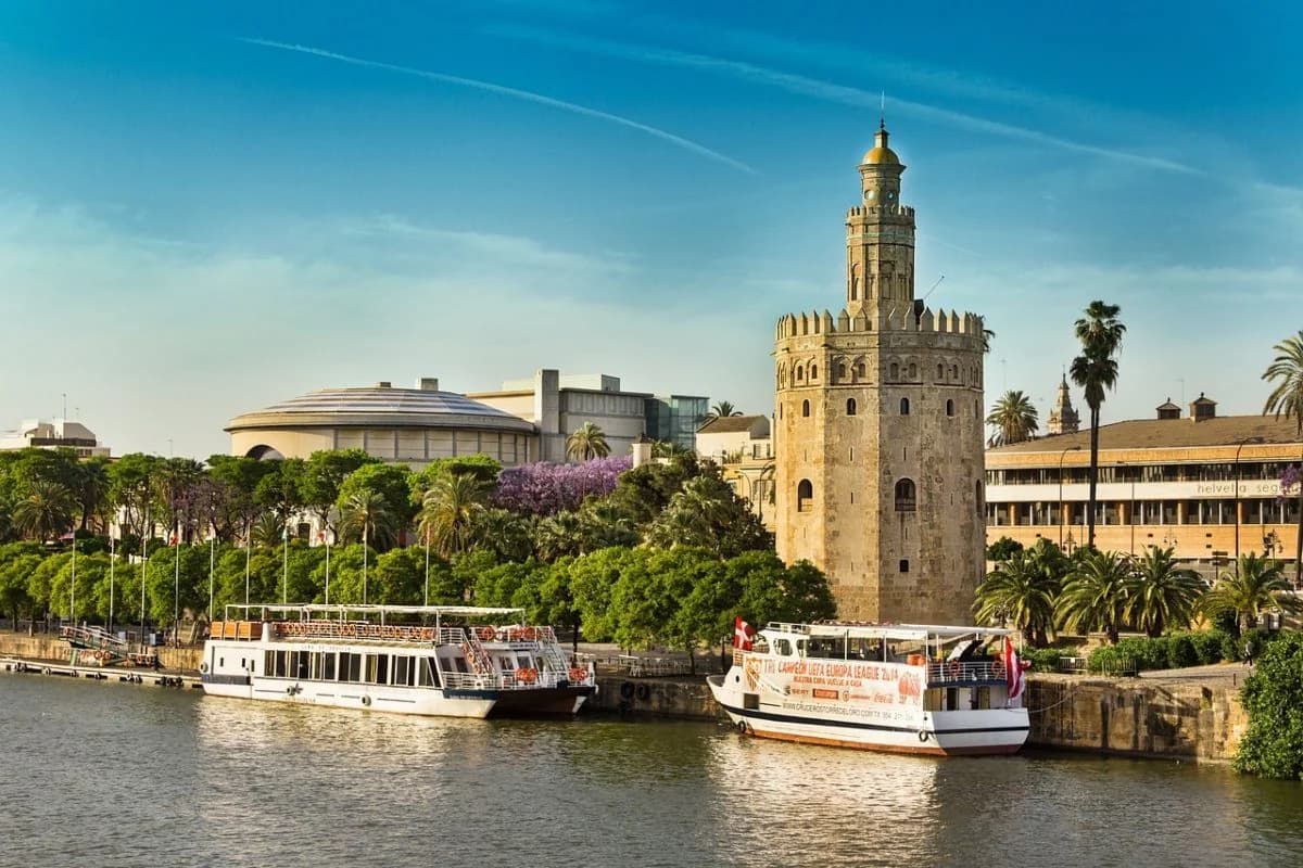 Torre del Oro junto al Guadalquivir