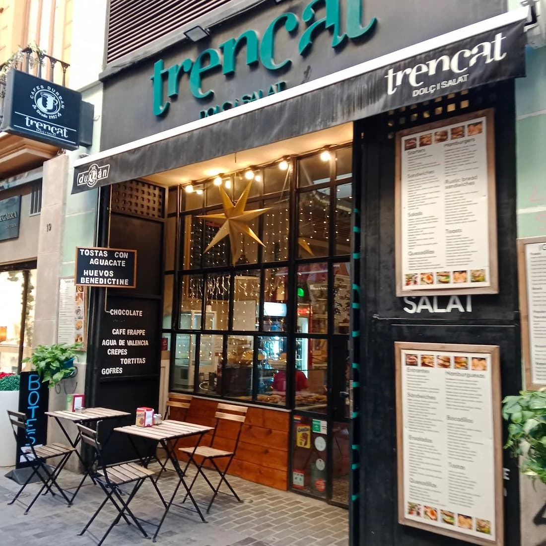 Desayuno y portátil en Trencat