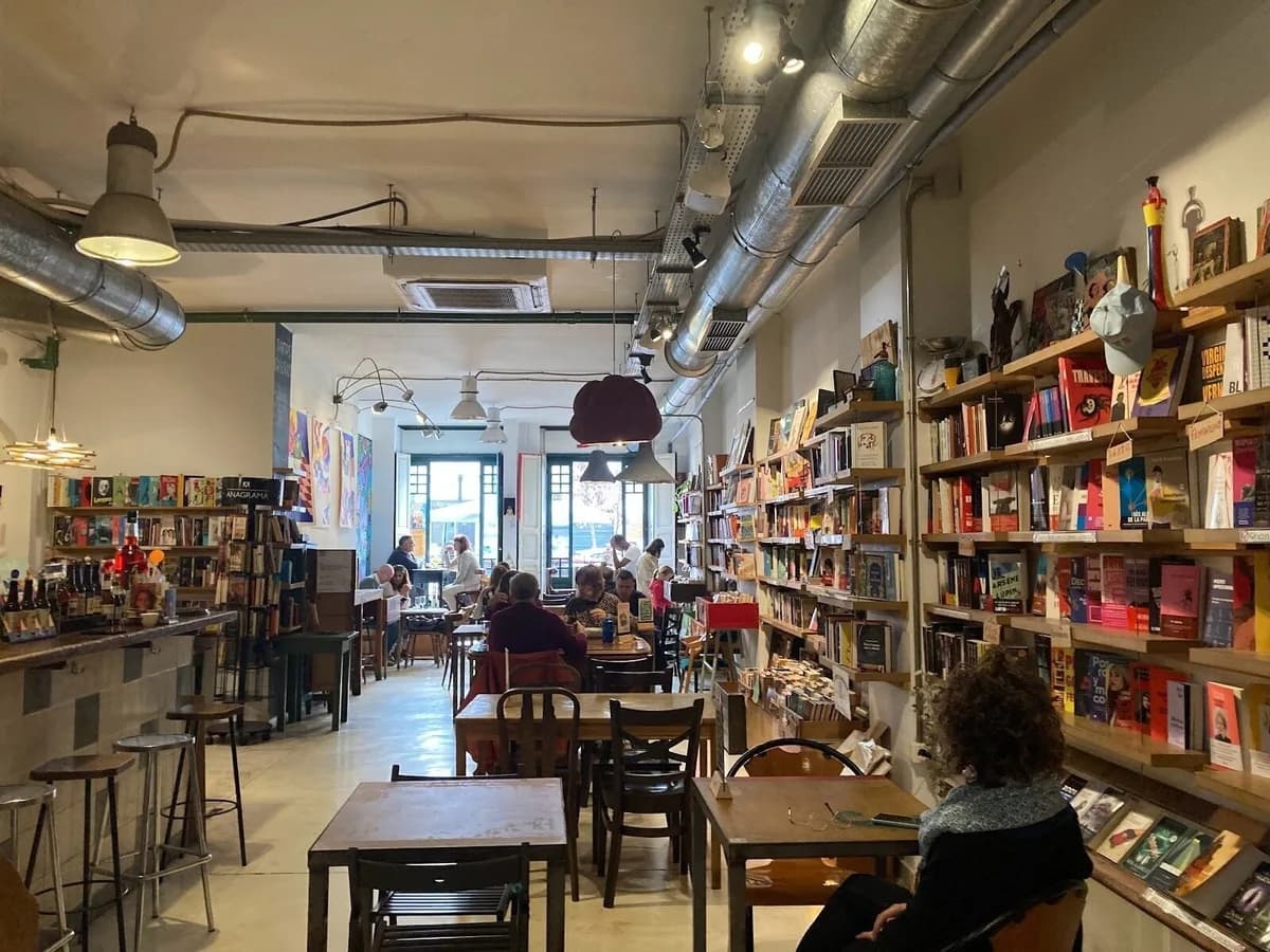 Estanterías con libros en Ubik Café