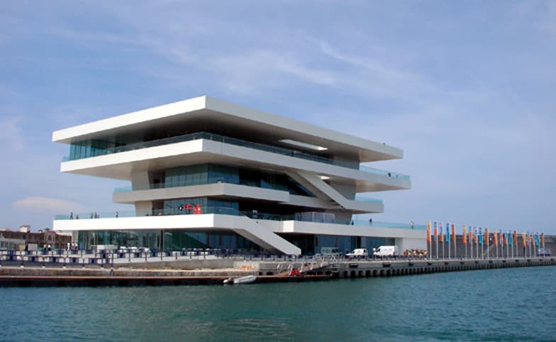 Veles e Vents junto al mar